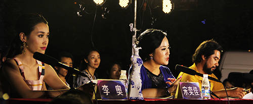 科维托娃意外战胜RNG，重要助攻引爆全场！观众掌声雷动